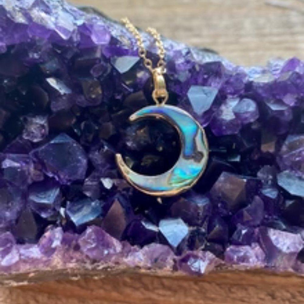 *NWT* Estrella & Luna ✨ + 🌙 *AURORA* ABALONE MOON NECKLACE (GOLD)